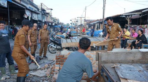 Pemerintah Kecamatan Siantar Utara Bongkar Bangunan Semi Permanen milik Pedagang di Pasar Dwikora