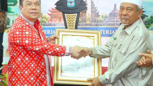 Wali Kota Wesly Terima Penghargaan Tokoh Toleransi dari FKUB Kota Pematangsiantar