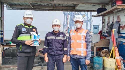 Kabut Asap Karhutla Jadi Perhatian, PT Prima Multi Terminal Bagikan Masker kepada Pegawai
