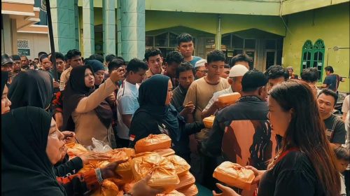 Jumat Berkah, Pemuda Pancasila Medan Area Berbagi Paket Makanan untuk Warga