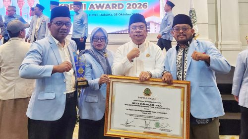 Peduli Anak Yatim dan Pemuda Masjid, Wali Kota Wesly Terima BKPRMI Award