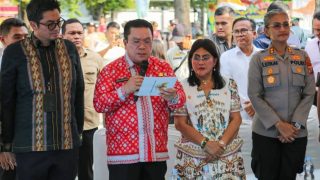 Wali Kota Wesly dan Ketua Dekranasda Saksikan Fashion Show Wastra “Etnika Moderna” di Hari Jadi ke-155 Pematangsiantar