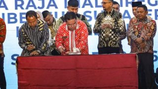 Wali Kota Wesly dan Ketua DPRD Timbul Lingga Tandatangani Komitmen Perbaikan Tata Kelola Pemerintah dengan KPK