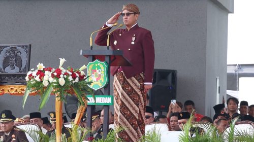 Kenakan Pakaian Adat Simalungun, Kepala Bapenda Medan Hadiri Upacara HUT ke-81 RI