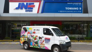 Sambut HUT ke-36, JNE Hadirkan Kolaborasi Eksklusif dengan Semangat Kreatif “Melesat Hebat”