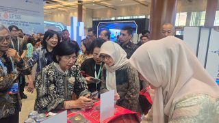 Gubernur BI Destry Damayanti Coba Langsung QRESTO di Booth Pemkot Medan pada FEKDI 2026