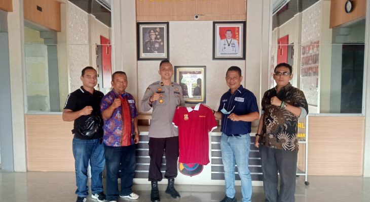 Terima Baju Kaos Pewarta Kapolres Asahan : Pewarta.co The Best