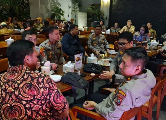 Sinergitas TNI-Polri, Polrestabes Medan Gelar Nobar Pagelaran Wayang Kulit Secara Online