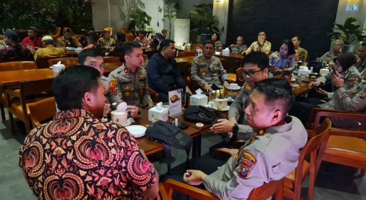 Sinergitas TNI-Polri, Polrestabes Medan Gelar Nobar Pagelaran Wayang Kulit Secara Online