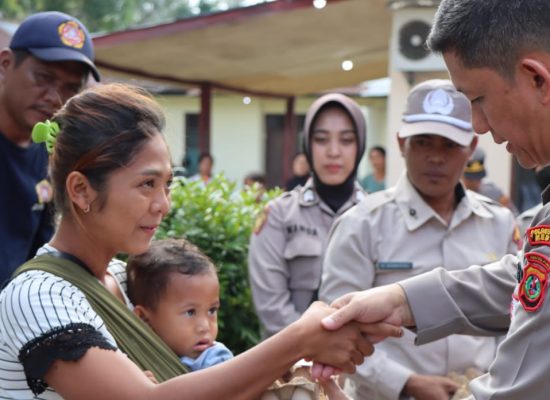 Kapolrestabes Medan Kunjungi Anak Penderita Stunting di Polsek Kutalimbaru