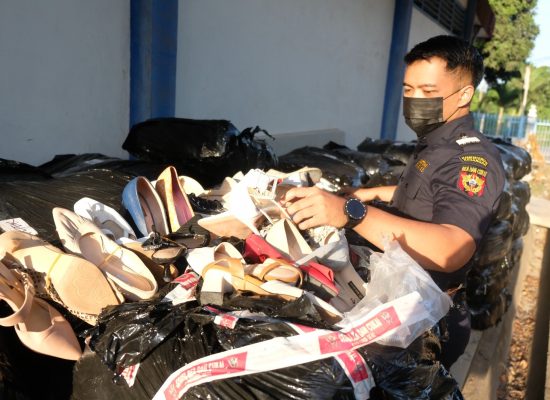Bea Cukai Batam Gagalkan Penyelundupan 450 Koli Sepatu Bekas Impor