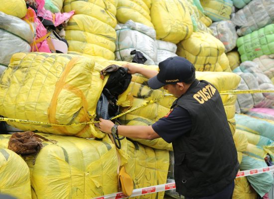 Bea Cukai dan Bareskrim Polri Sita Tujuh Ribu Bal Pakaian Bekas Asal Impor