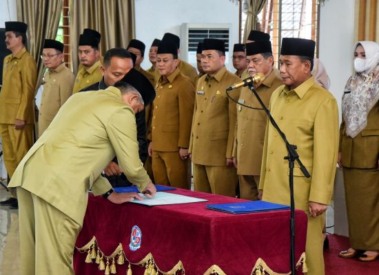Bupati Lantik Drs Binsar Sitanggang Jadi Sekwan