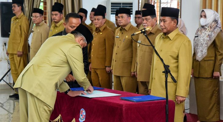 Bupati Lantik Drs Binsar Sitanggang Jadi Sekwan