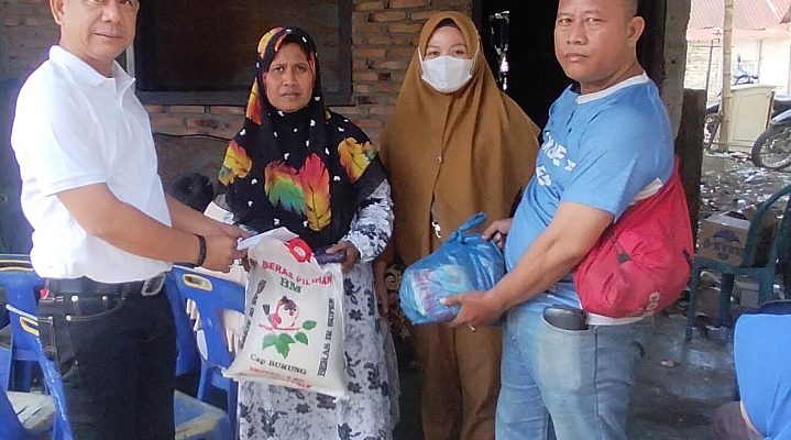 Melayat ke Rumah Duka Almarhumah Zaimi, Ketua Pewarta Beri Sembako dan Uang Santunan