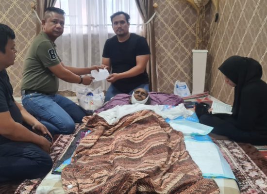 Wartawan Senior Medan Pos Meninggal, Ketua Pewarta Datang Melayat dan Berikan Santunan Duka