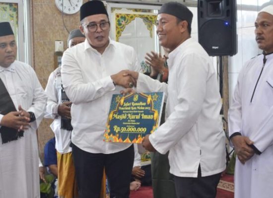 Safari Ramadhan, Pemko Medan Serahkan Bantuan kepada BKM Masjid Nurul Iman