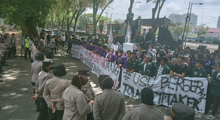 Kapolrestabes Medan dan Kabag Ops Kawal Unras Damai di Kantor DPRD