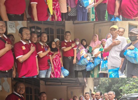 Jumat Barokah, Ketua Pewarta Berikan Sembako Kepada Masyarakat Kurang Mampu