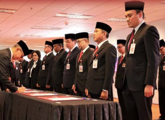 Ketua Dewan Komisioner Lantik & Ambil Sumpah 22 Pejabat OJK