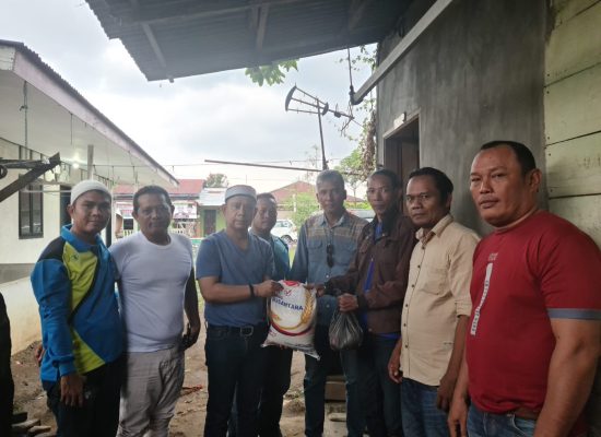 Pimpinan Pondok Tahfidz Assairun Berikan Paket Sembako pada Jurnalis