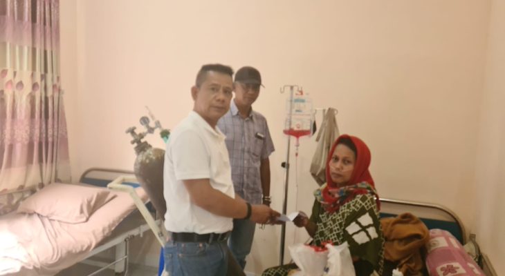 Wartawati Medan Pos Sakit, Ketua Pewarta Jenguk dan Berikan Santunan, Yeni Berharap Uluran Tangan