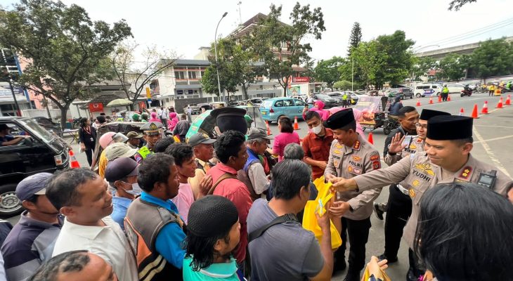 Kapolrestabes Medan dan PJU Berbagi Takjil di Lapangan Merdeka