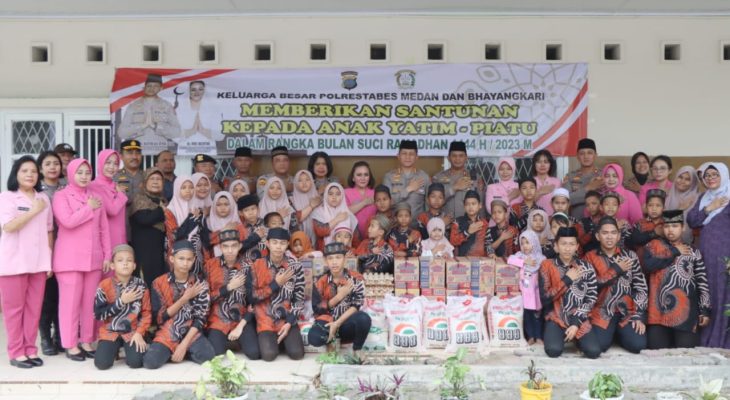 Kapolrestabes Medan Beri Santunan pada Anak Yatim Piatu