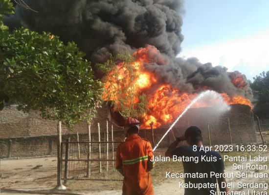 Gudang Penimbunan Minyak Ilegal di Batang Kuis Terbakar