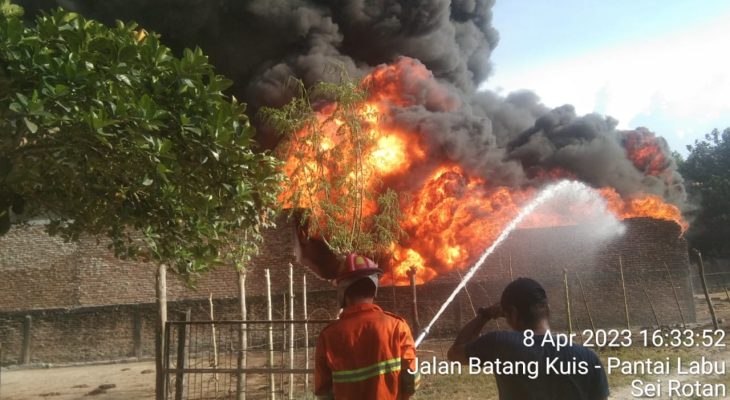 Gudang Penimbunan Minyak Ilegal di Batang Kuis Terbakar