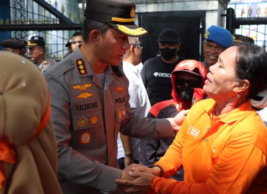Dalam Rangka Hari Buruh Internasional, Kapolrestabes Medan Amankan Aksi Damai Buruh di DPRD Sumut