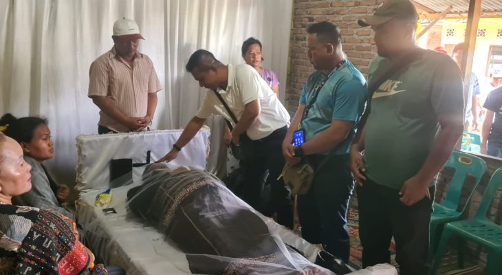 Sahabat Meninggal, Ketua Pewarta Melayat dan Berikan Uang Santunan