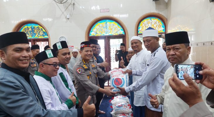 Mashja Ar-Raudhah Poldasu Gelar Jumat Berkah dan Bagikan Sembako