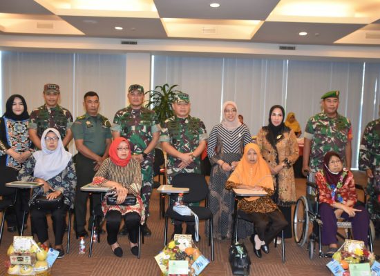 Kasad Berikan Tali Asih Kepada Keluarga Prajurit Yang Sakit Berat dan Anak Berkebutuhan Khusus