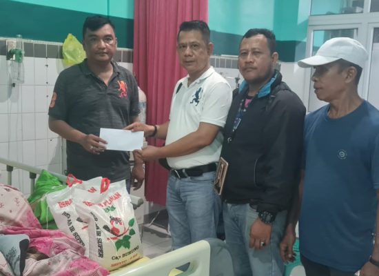 Ketua Pewarta Jenguk Orangtua Khairunnas di RS Haji Medan, Kasih Santunan dan Sembako