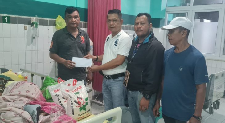 Ketua Pewarta Jenguk Orangtua Khairunnas di RS Haji Medan, Kasih Santunan dan Sembako