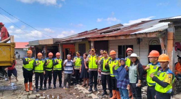 Guna Meringankan Beban Masyarakat, Polda Sumut Salurkan Bantuan Bagi Korban Banjir Bandang di Sibolangit