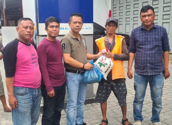 Jumat Barokah, Ketua Pewarta Berikan Sembako pada Petugas Parkir dan Jaga Malam