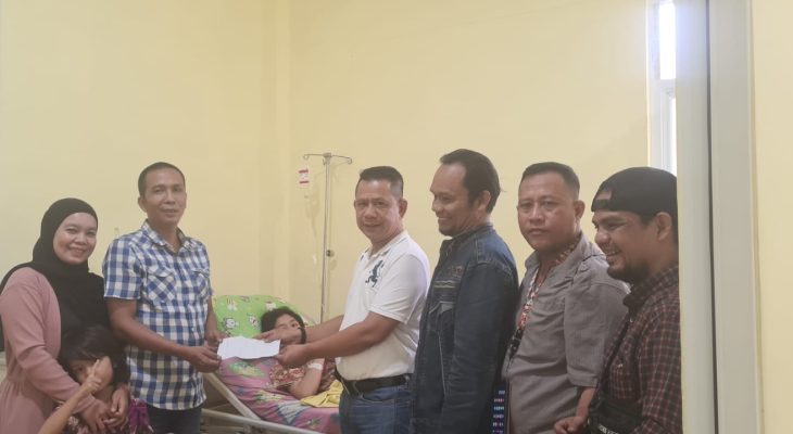Cepat Sembuh Ya Nak, Chairum Lubis Jenguk Anak Bendahara Pewarta Dedi Irwandi Lubis