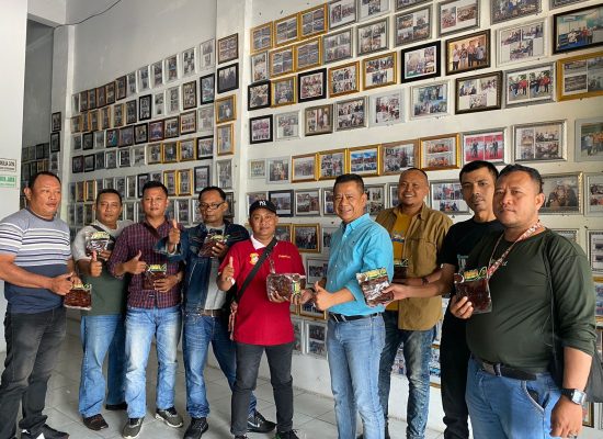 Ketua Pewarta Bagikan Pisang Sale dari Serambi Mekah pada Anggota