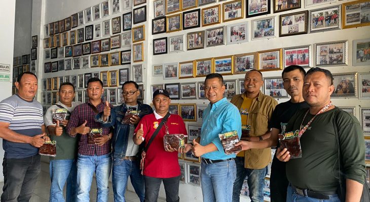 Ketua Pewarta Bagikan Pisang Sale dari Serambi Mekah pada Anggota