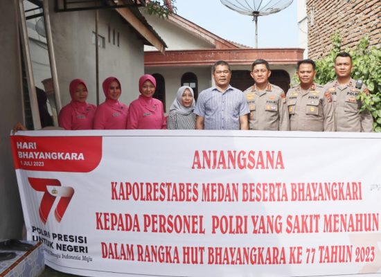Jelang HUT ke-77 Bhayangkara, Kapolrestabes Medan Angjangsana Jenguk Personel yang Sakit Menahun