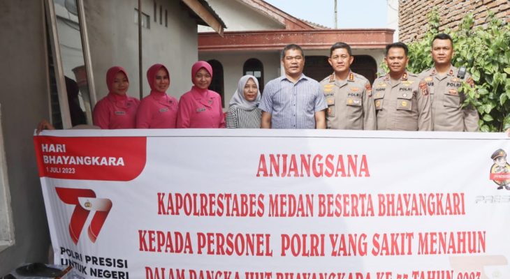Jelang HUT ke-77 Bhayangkara, Kapolrestabes Medan Angjangsana Jenguk Personel yang Sakit Menahun