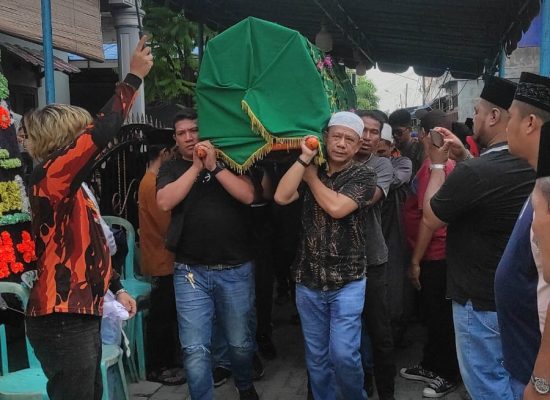 Pelayat dan Karangan Bunga Banjiri Rumah Duka “Ketua Pewarta Gotong Jenazah  Ibunda