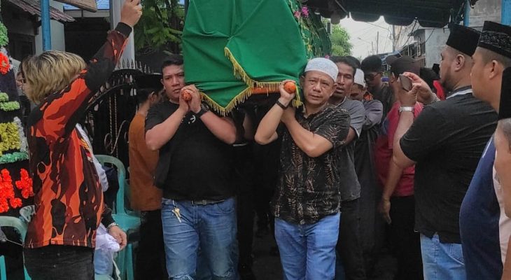 Pelayat dan Karangan Bunga Banjiri Rumah Duka “Ketua Pewarta Gotong Jenazah  Ibunda