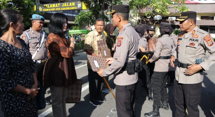 Kapolrestabes Medan Berikan Penghargaan kepada Personel Berprestasi