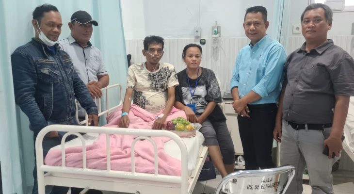 Chairum Lubis Jenguk Ketua PAC PP Medan Denai dan Ranting PP Kelurahan Sukaramai II di Rumah Sakit