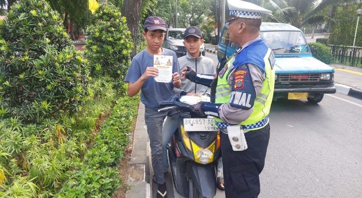 Hari Kedua Operasi Patuh Toba 2023, Satlantas Bagikan Brosur dan Sticker kepada Pengguna Jalan