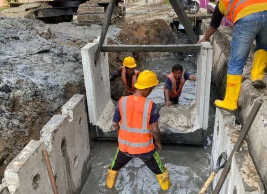 Dinas SDABMBK Perbaiki Saluran Drainase di Jalan Jermal XVII