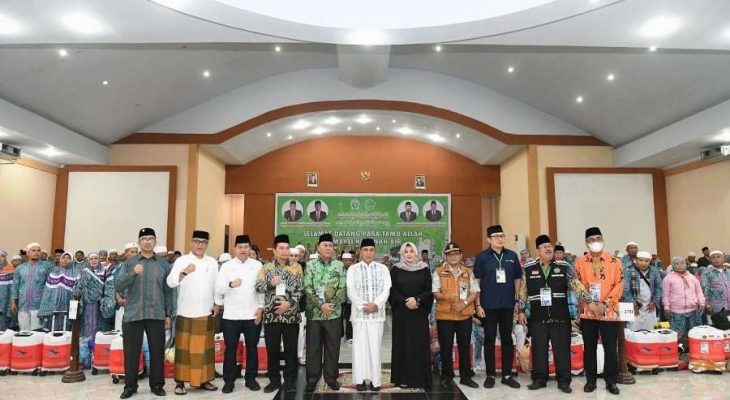 Gubernur Edy Rahmayadi Sambut Kedatangan Jemaah Haji Deberkasi KNO Kloter 1 Sumut di Asrama Haji Medan